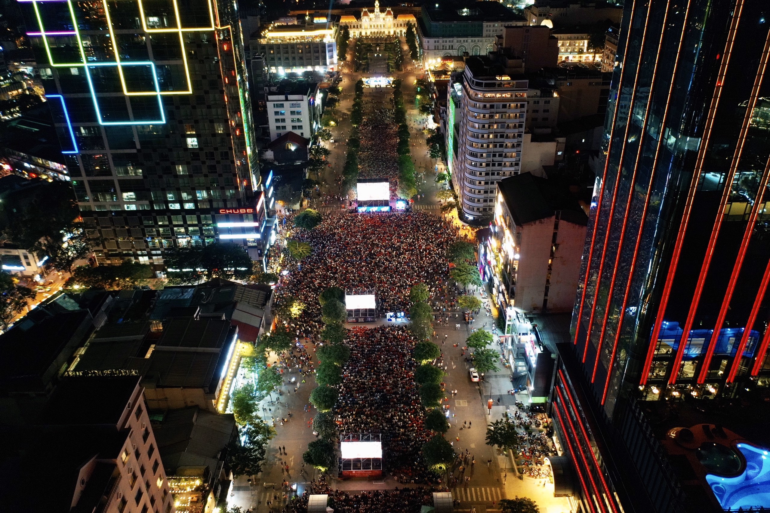 Co dong vien pho di bo nguyen hue anh 10