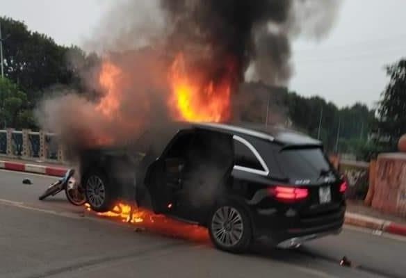 Mercedes boc chay sau tai nan lien hoan, mot nguoi chet hinh anh