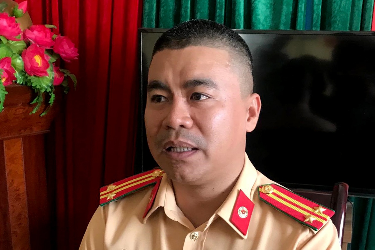 CSGT cuu nguoi trong vu chay Mercedes anh 1