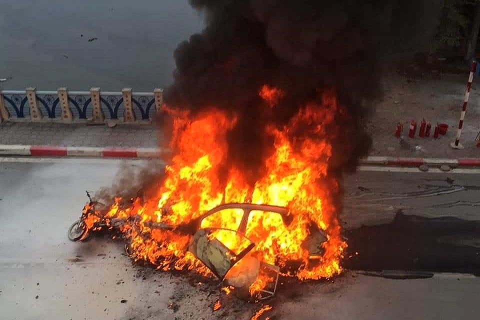 Mercedes GLC 250 chay rui sau khi tong 3 xe may hinh anh