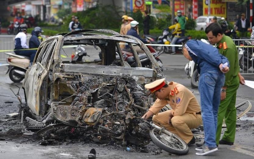 Nu sinh thoat chet trong vu Mercedes tong 3 xe may hinh anh