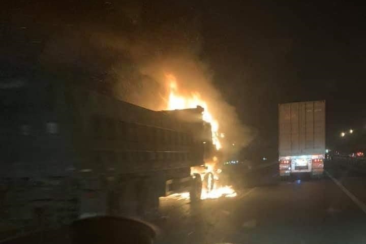 Tai xe xe may chet chay sau tai nan tren cao toc hinh anh