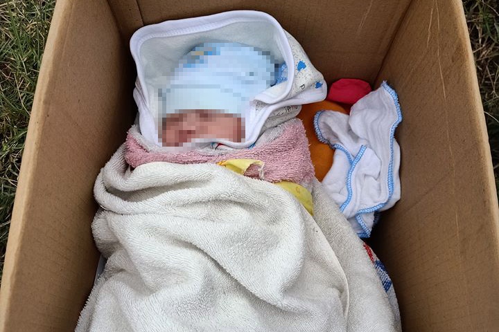 Be so sinh bi bo ben duong cung loi nhan nho nuoi giup hinh anh