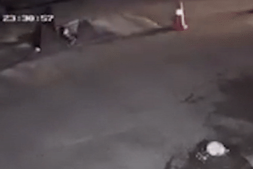 Oto lao qua nap cong co cong nhan lam viec phia duoi hinh anh