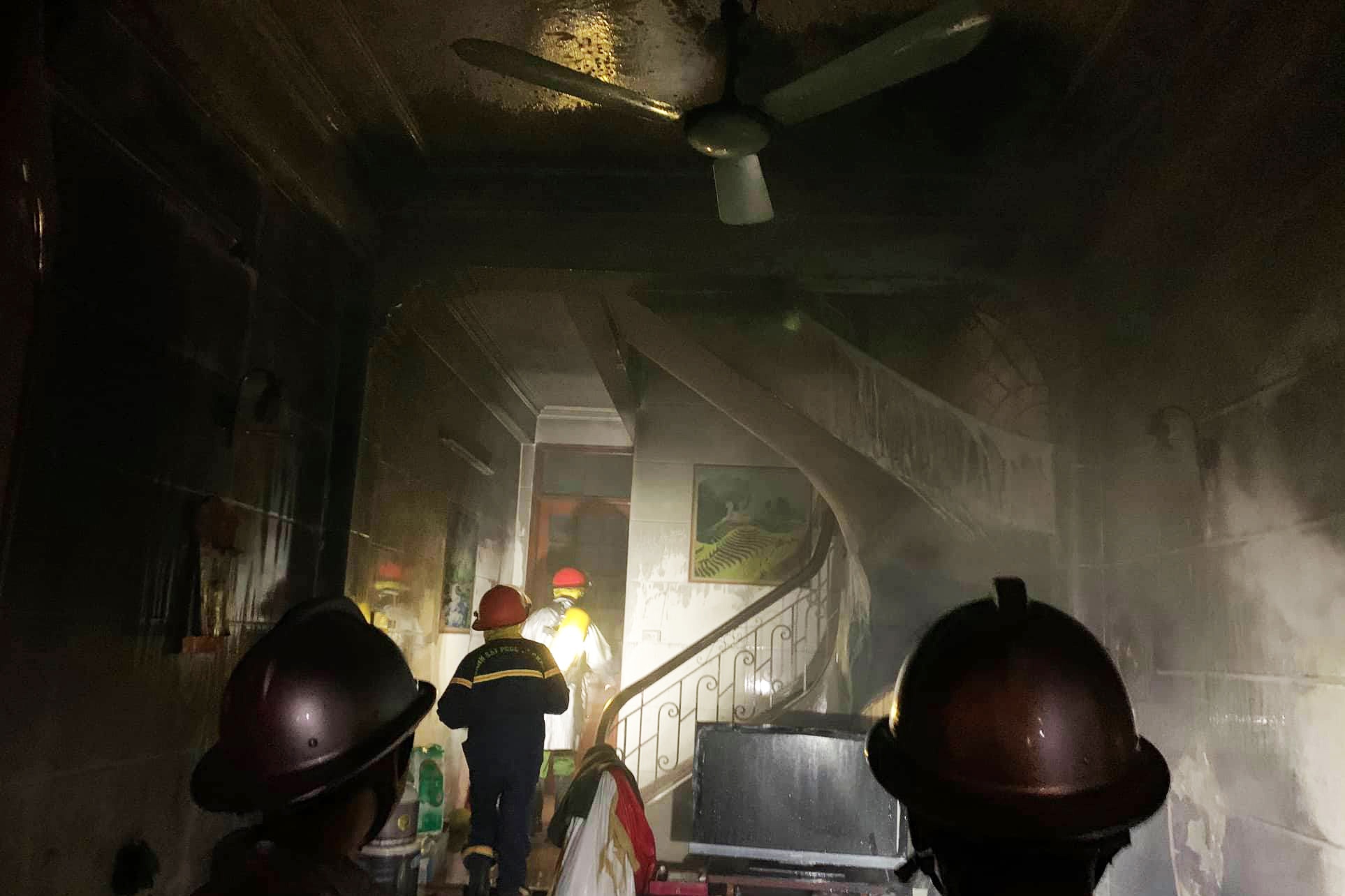 Canh sat giai cuu 6 nguoi mac ket trong ngoi nha boc chay hinh anh