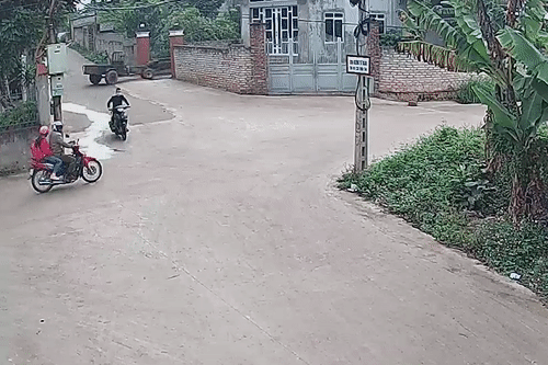 Phong nhanh qua nga tu, 3 nguoi di xe may bi thuong hinh anh