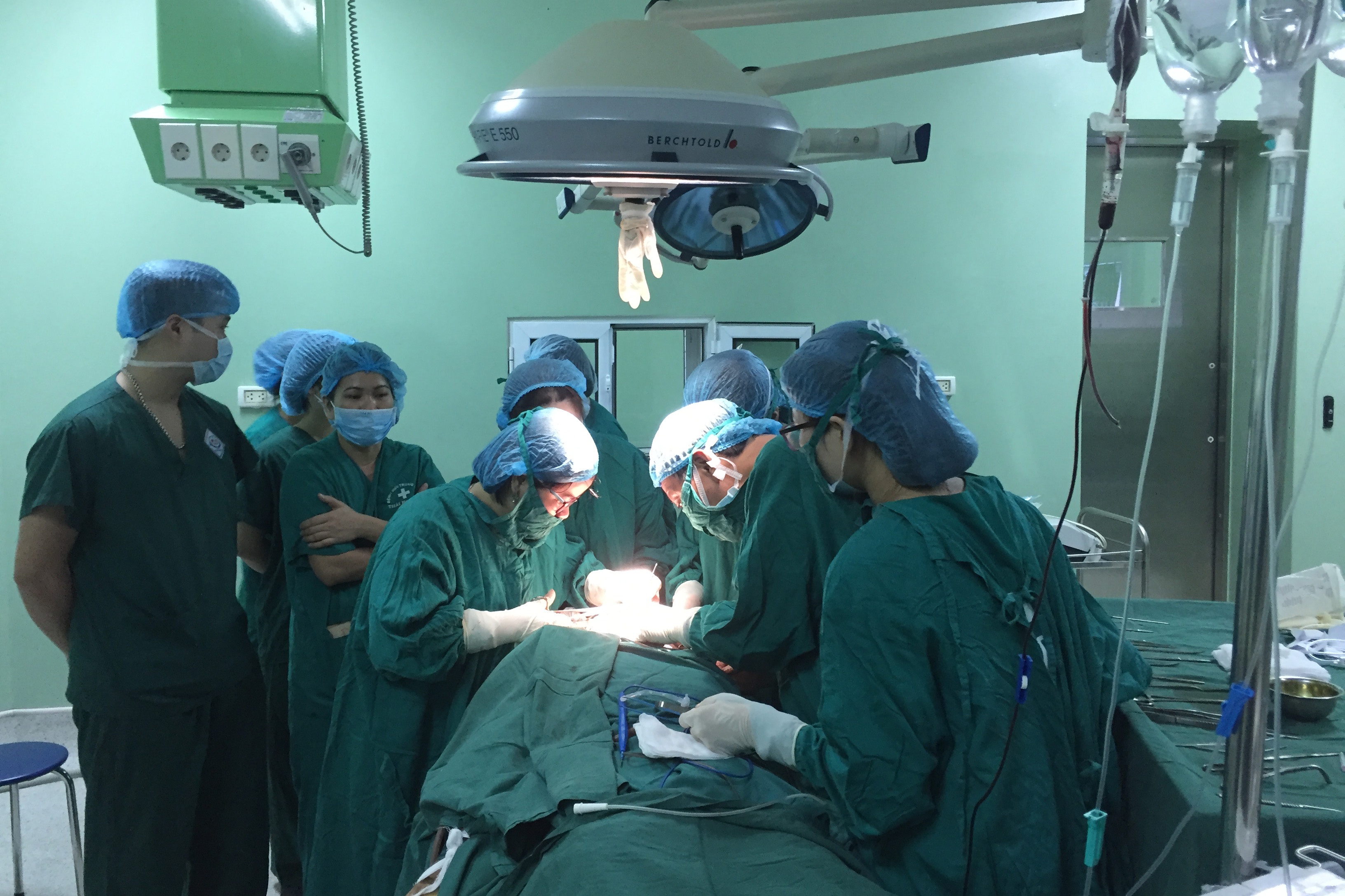 Cap cuu nan nhan duy nhat con song trong vu tham sat 5 nguoi hinh anh