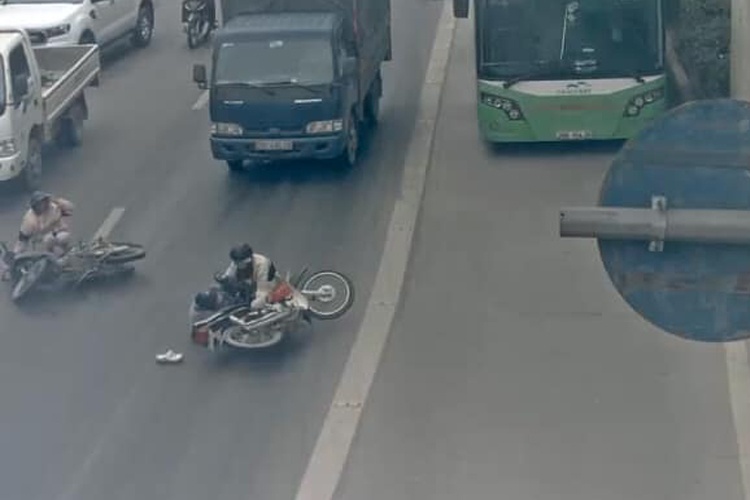 Mo dong vat roi ra duong khien nhieu nguoi truot nga hinh anh