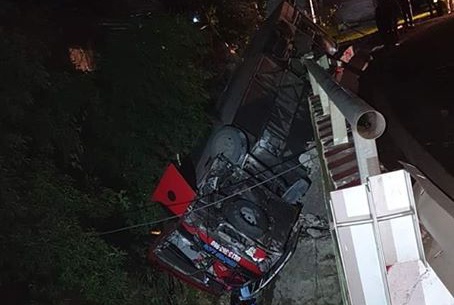 Lai xe cho hoc vien lop cao cap chinh tri khong lam chu toc do hinh anh