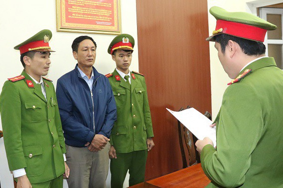 Bat can bo dia chinh 'phu phep' ho so chiem doat tren 300 trieu dong hinh anh