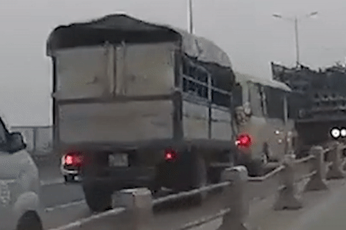 4 oto dam lien hoan tren cau Thanh Tri ngay dau nam moi hinh anh