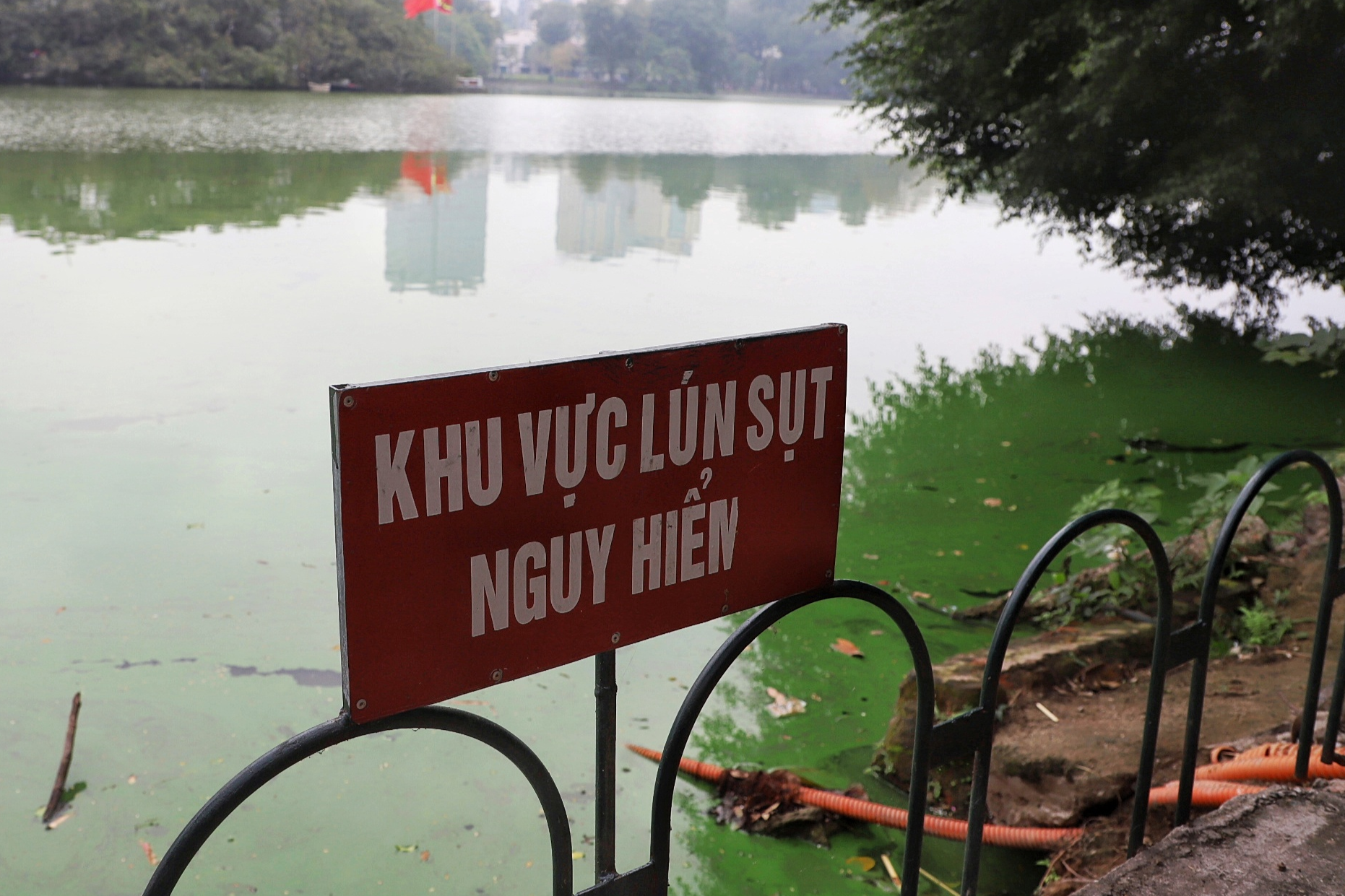 Di tich quoc gia dac biet ho Guom o nhiem, sat lo hinh anh