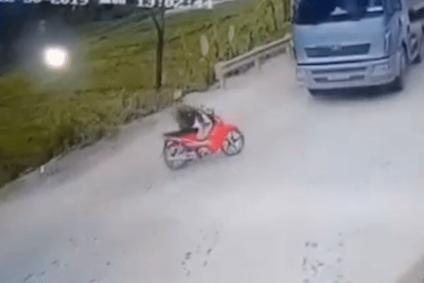 Nguoi dan ong nhay khoi xe may truoc khi bi oto tai tong nat hinh anh