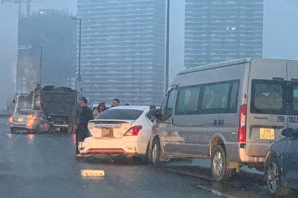 Tai nan lien tiep giua 5 oto tren cau Nhat Tan hinh anh