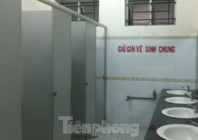 Cuop hiep trong nha ve sinh anh 1