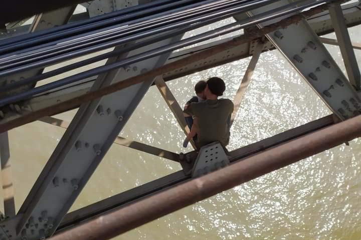 Cha om con len cau Long Bien dinh tu tu hinh anh