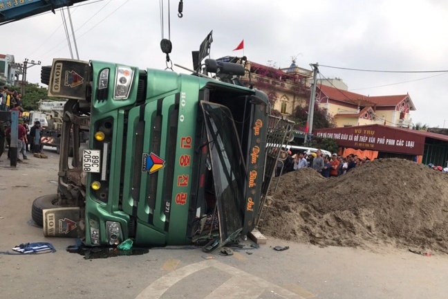 Xe tai de 3 ong chau anh 1