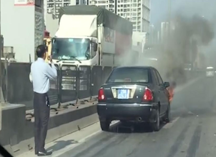 Xe bien so xanh boc chay giua duong vanh dai 3 hinh anh