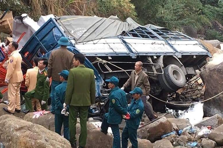 Xe tai lao xuong vuc, 3 nguoi tu vong hinh anh