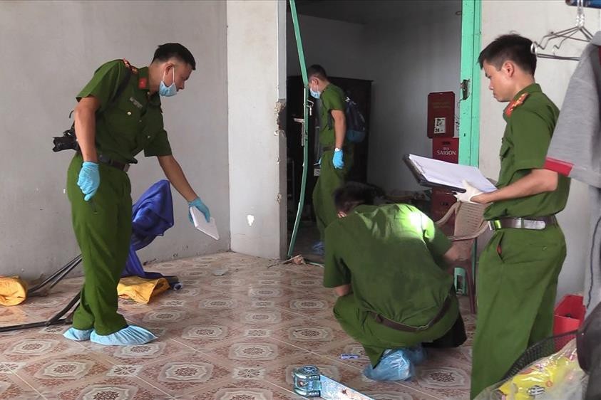 Danh chet hang xom vi con bo di lac hinh anh