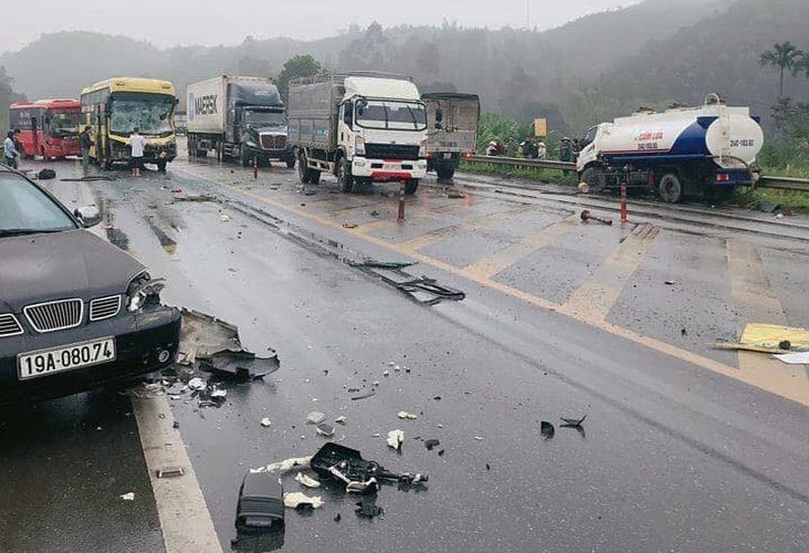 4 oto tong lien hoan tren cao toc Noi Bai - Lao Cai hinh anh