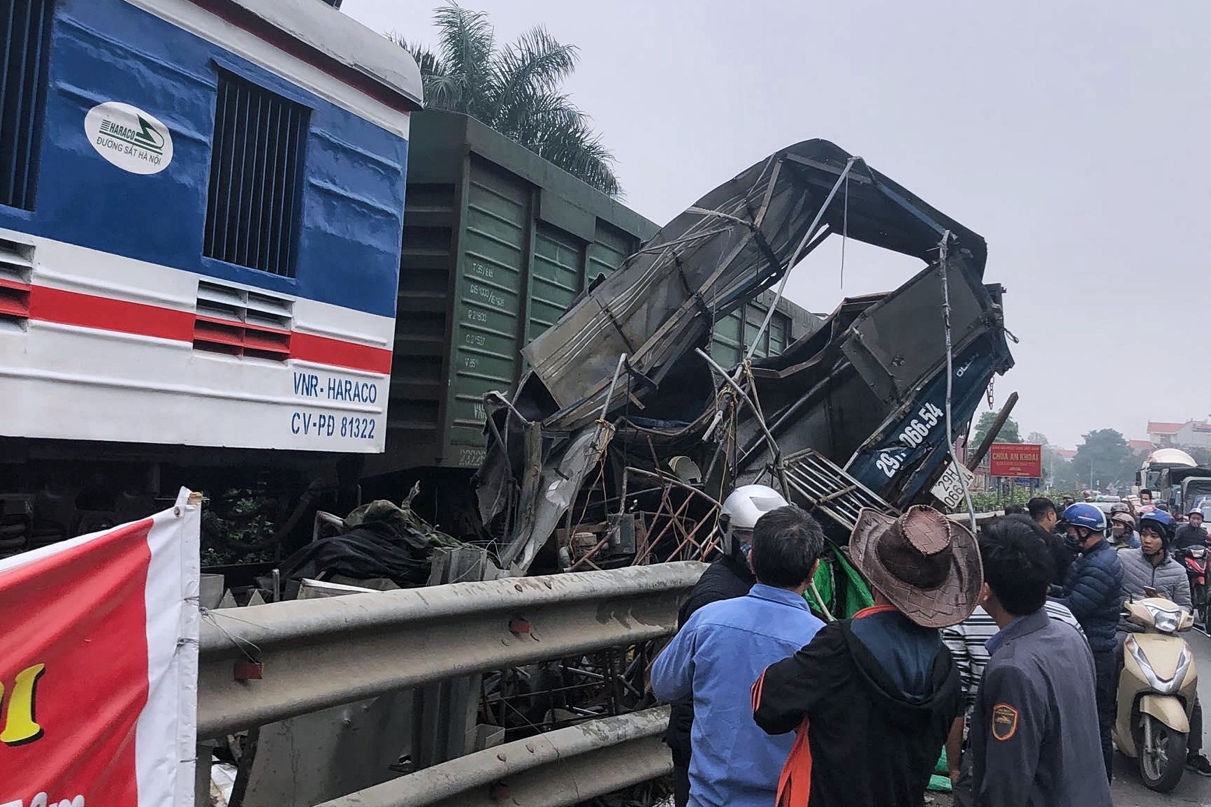 Bang qua duong sat, oto bi tau hoa can nat hinh anh