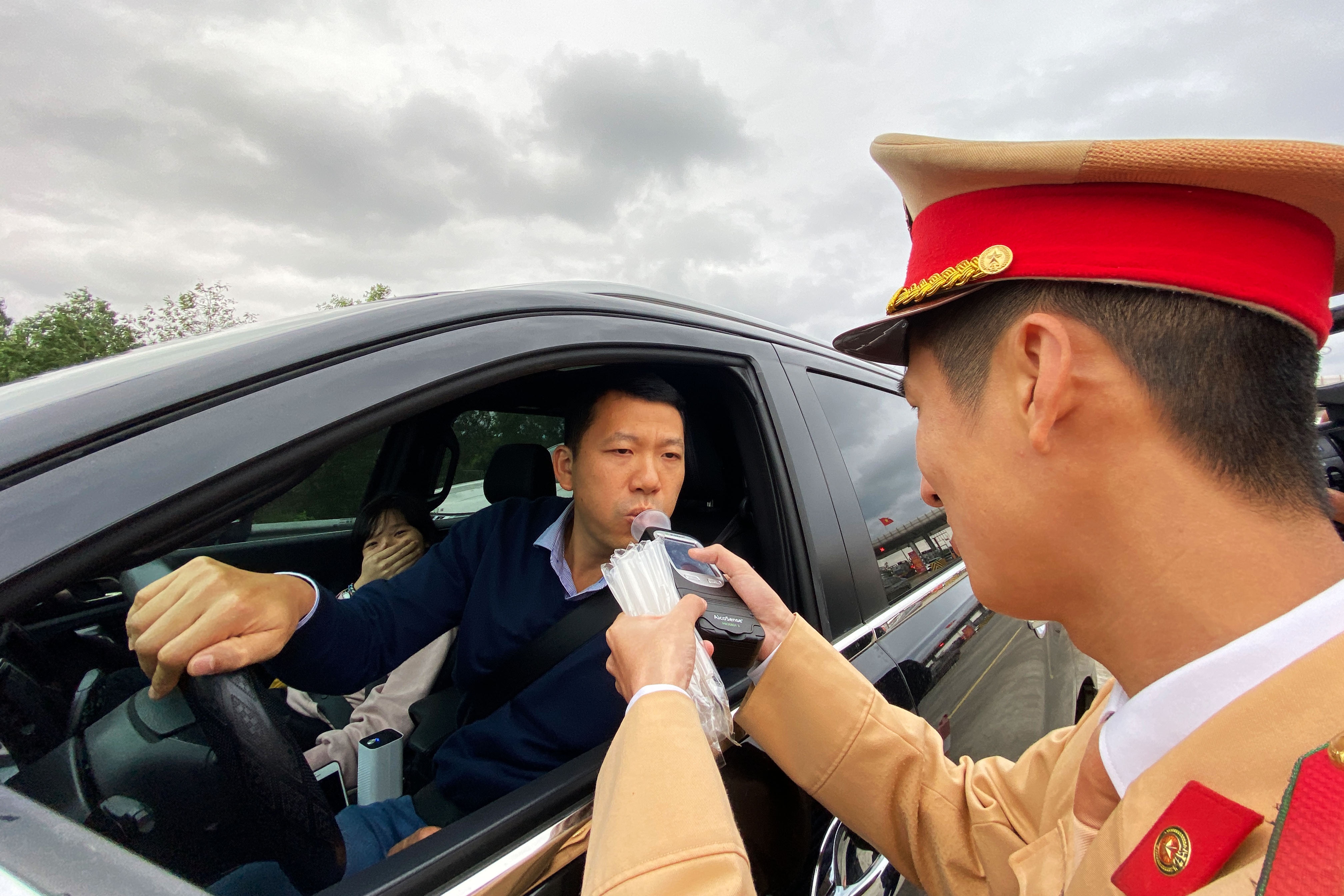 CSGT kiem tra nong do con ngay Tet hinh anh