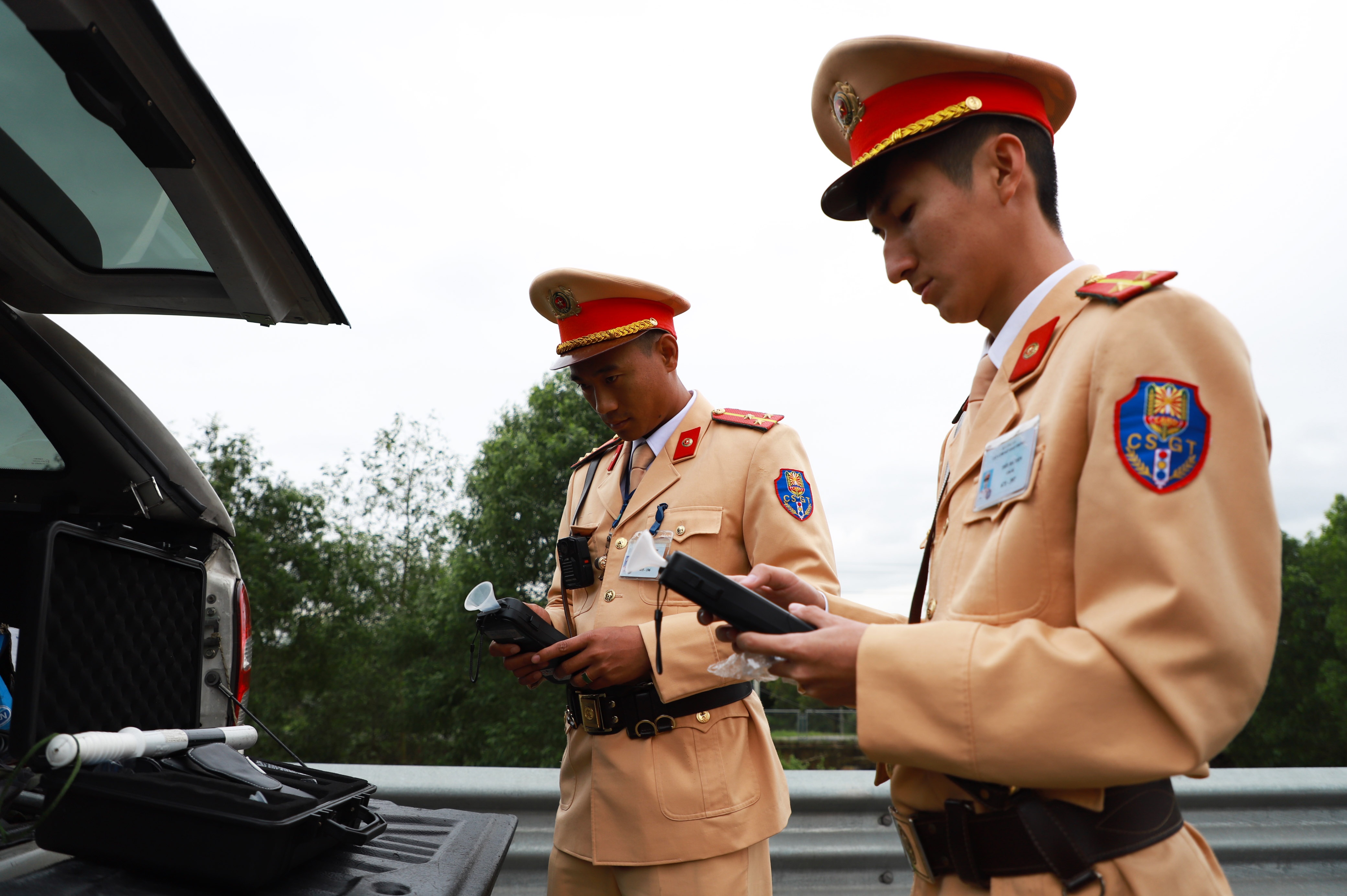 CSGT phong ngua dich corona khi kiem tra nong do con hinh anh