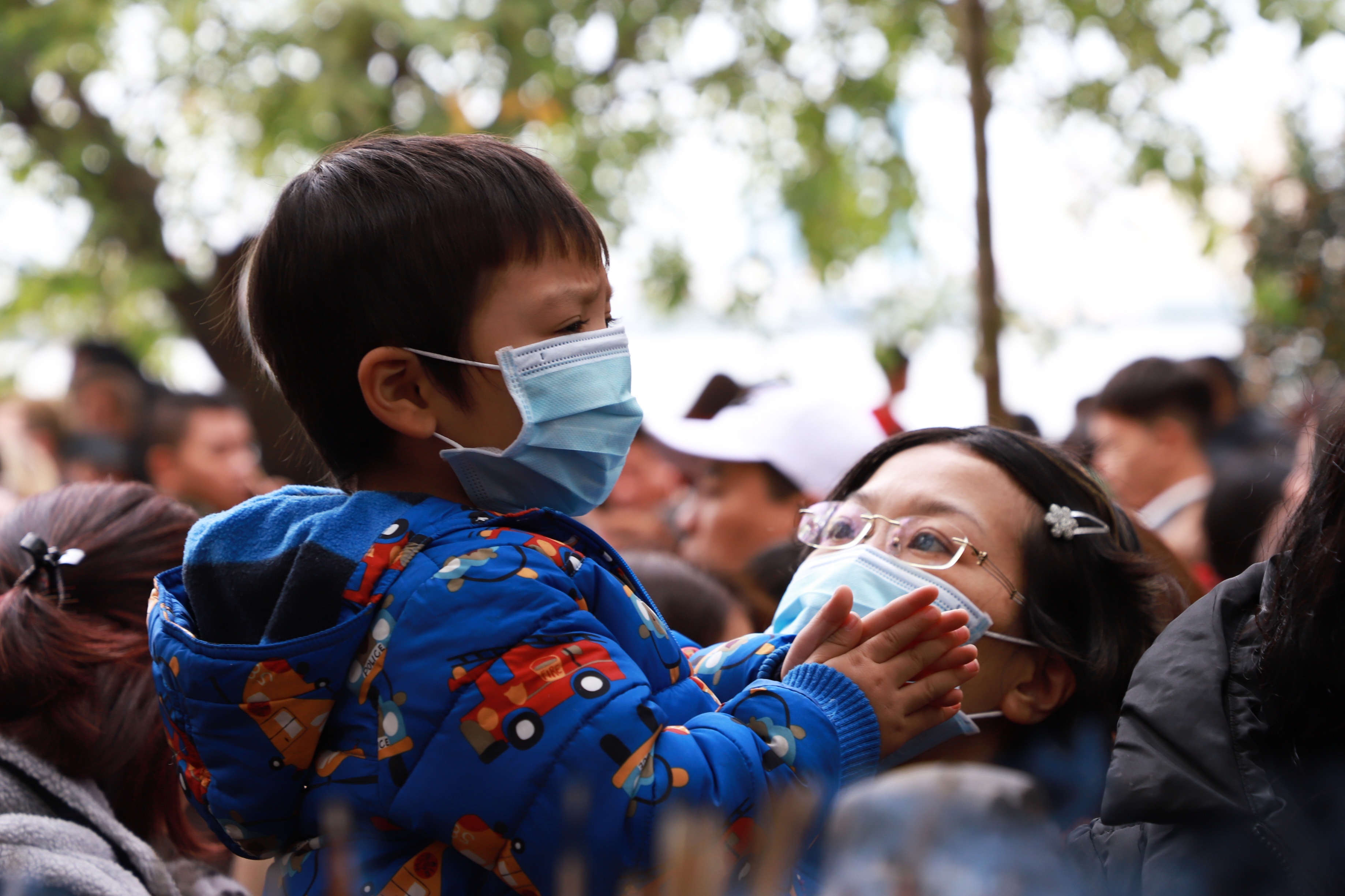 Nguoi Ha Noi deo khau trang di le vi so virus corona hinh anh