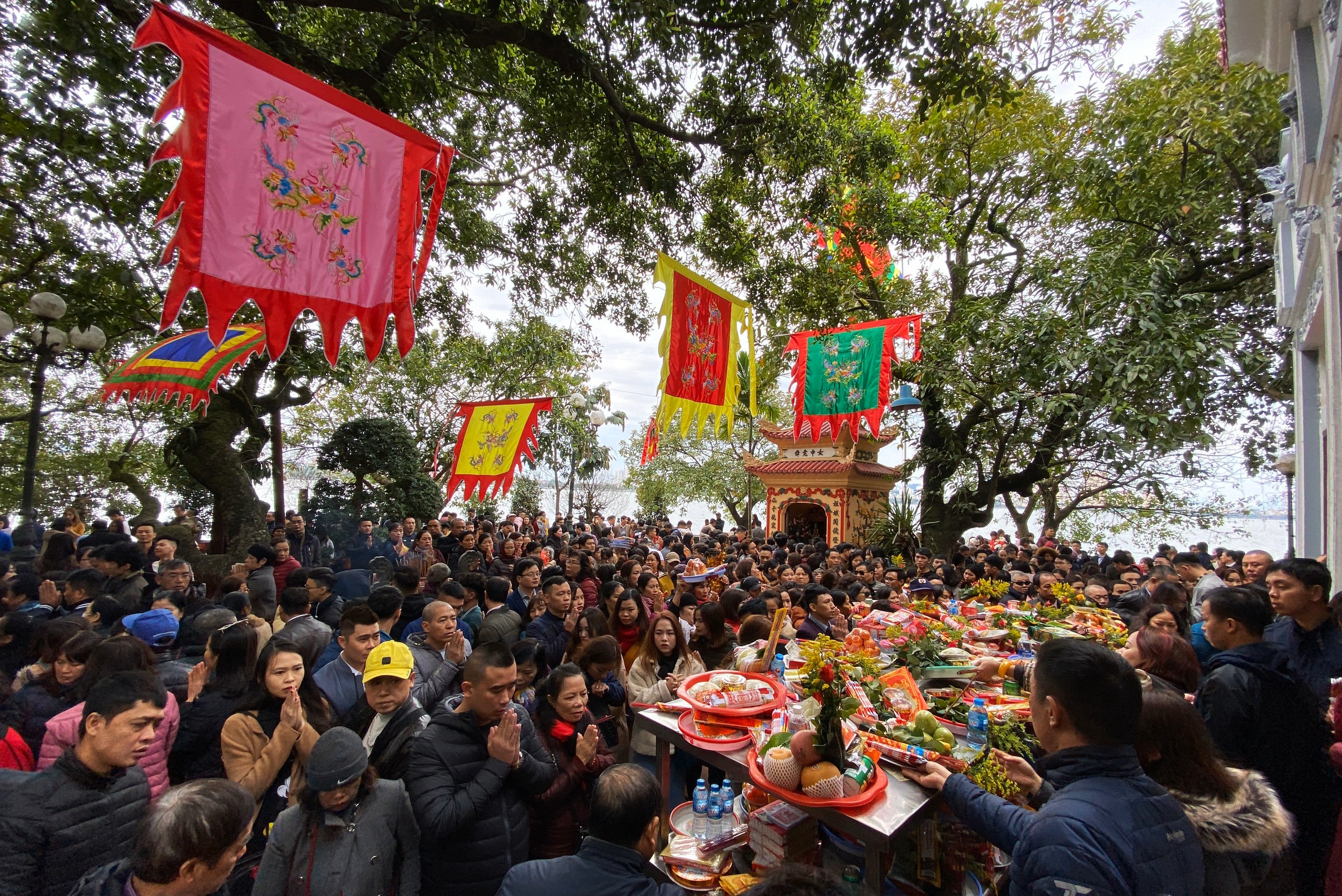Hang nghin nguoi di le phu Tay Ho anh 1