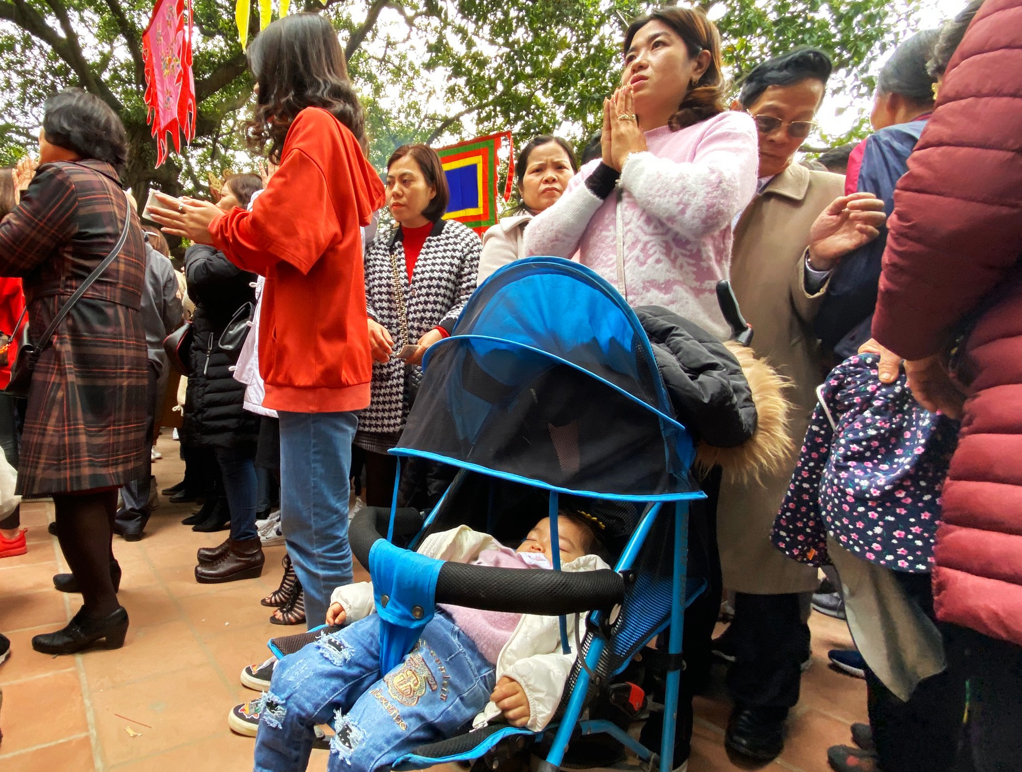 Hang nghin nguoi di le phu Tay Ho anh 6