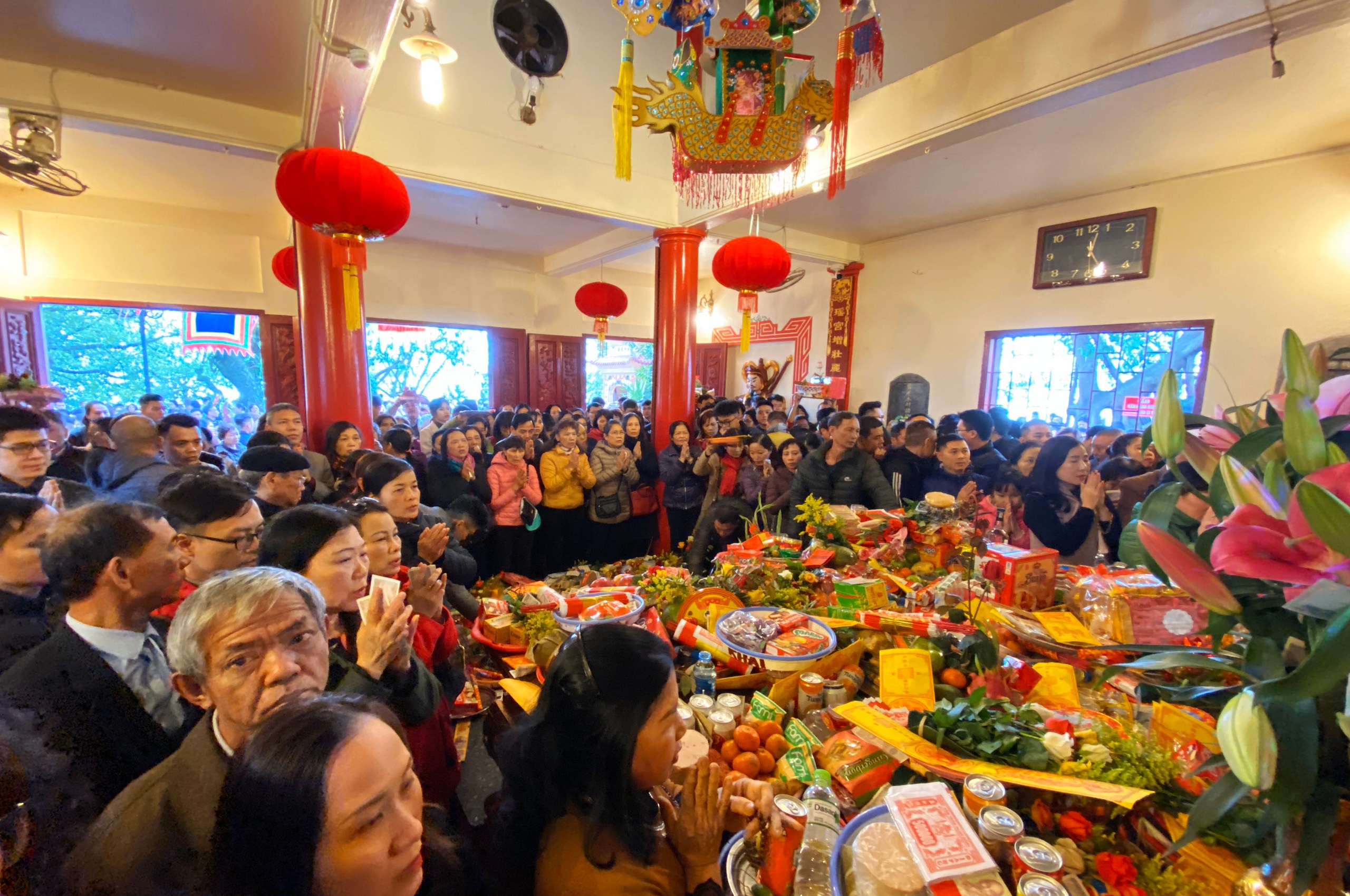 Hang nghin nguoi di le phu Tay Ho anh 3