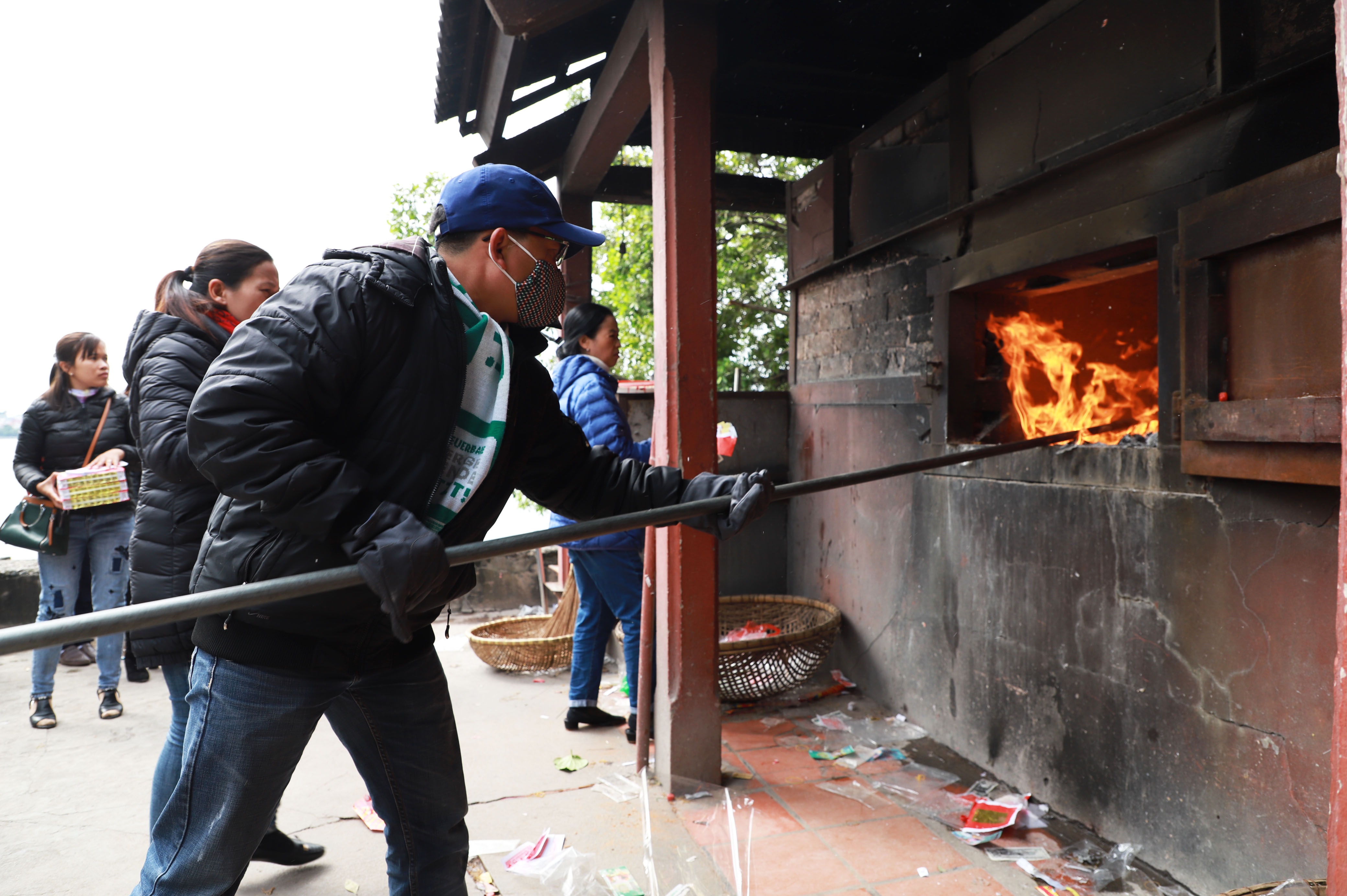 Hang nghin nguoi di le phu Tay Ho anh 8