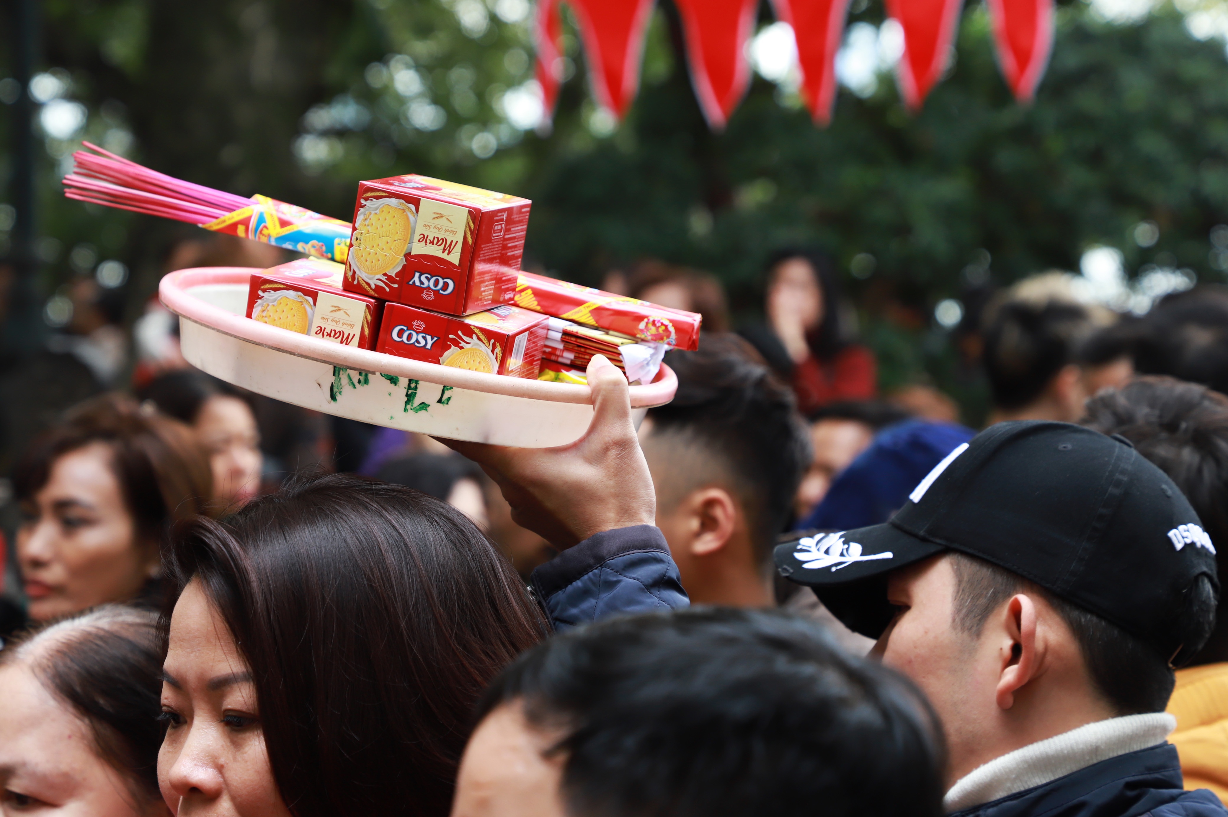 Hàng nghìn người đi lễ phủ Tây Hồ ảnh 2 Hang nghin nguoi di le phu Tay Ho anh 2