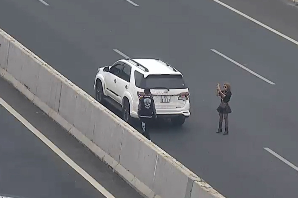 Tai xe dung xe chup anh o lan 120 km/h tren cao toc hinh anh