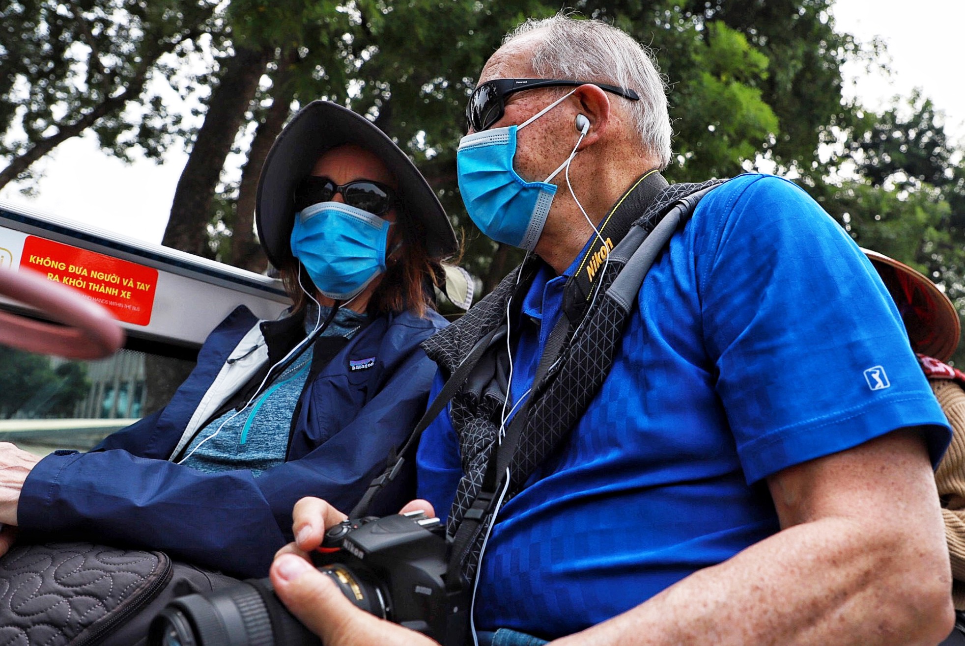 Phat khau trang mien phi anh 9