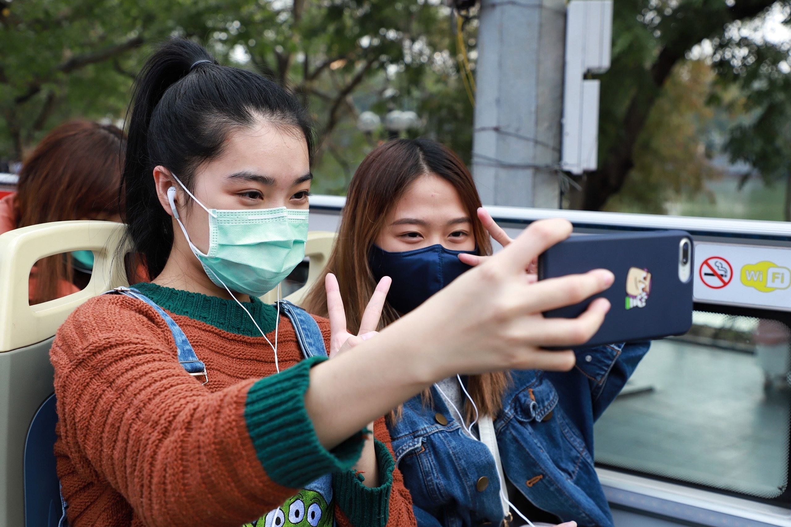 Phat khau trang mien phi anh 6