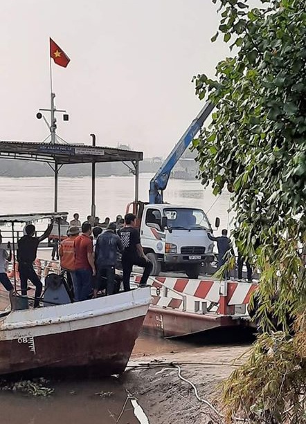 xe roi xuong song Phu Le anh 1