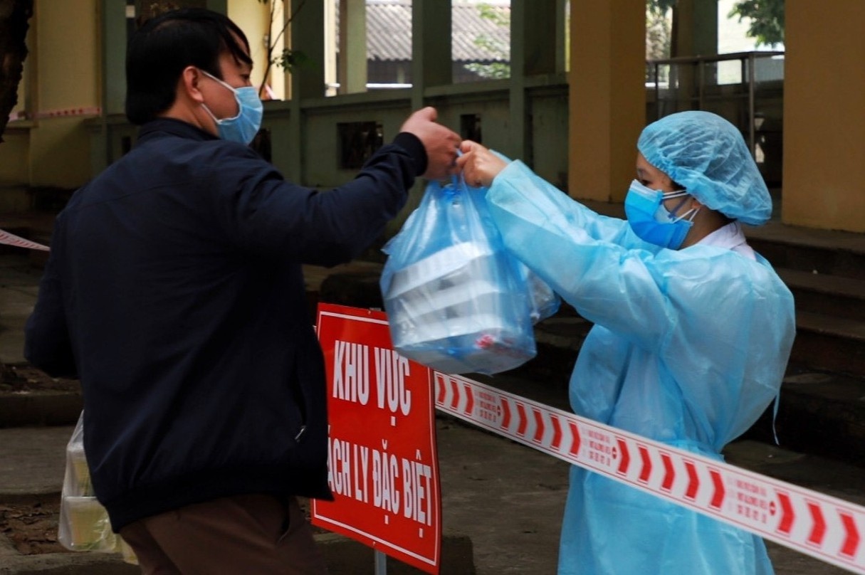 Ben trong khu cach ly benh nhan nghi nhiem virus corona hinh anh