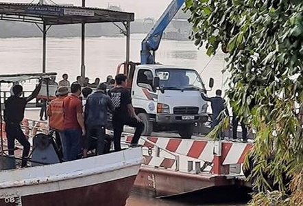 Oto troi xuong song trong luc cho pha, mot nguoi chet hinh anh