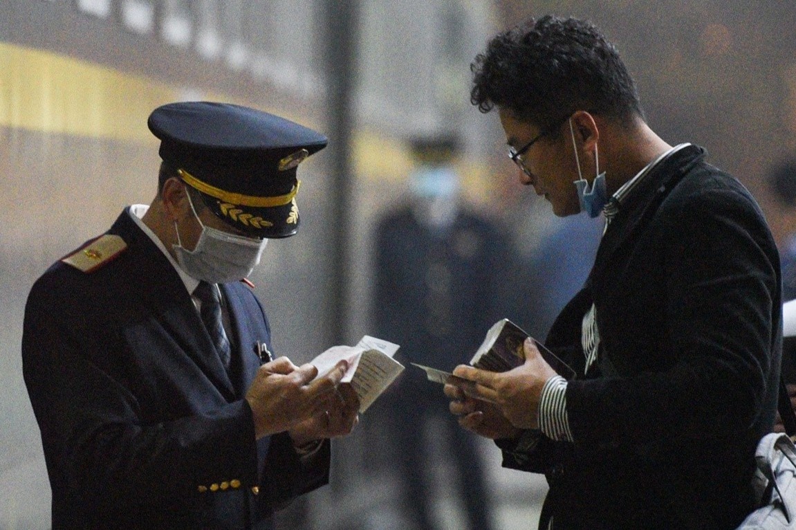 Dung tau khach lien van quoc te Viet Nam - Trung Quoc hinh anh