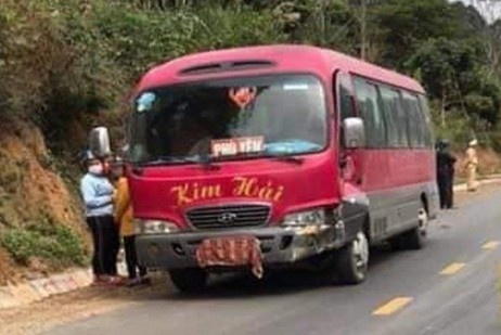 Va cham voi xe khach, 3 nguoi di xe may tu vong hinh anh