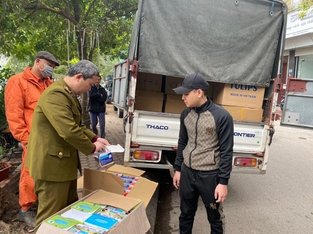 Phat hien 145.000 khau trang khong ro nguon goc hinh anh