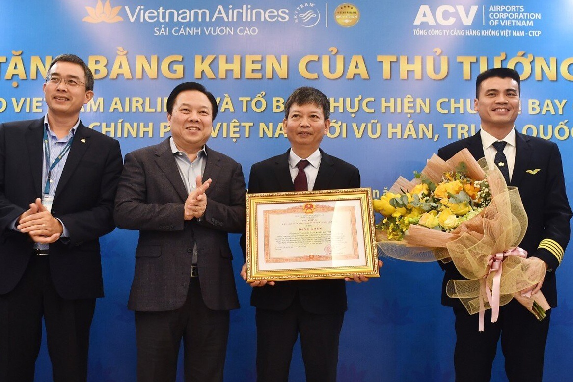 Tang bang khen cua Thu tuong cho to bay den Vu Han hinh anh