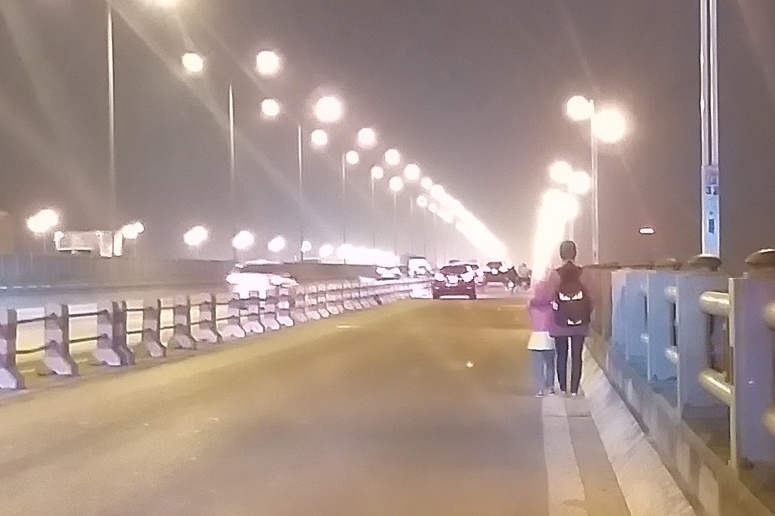 Nguoi phu nu dat con xin tien o cau Thanh Tri bi xe may tong chet hinh anh