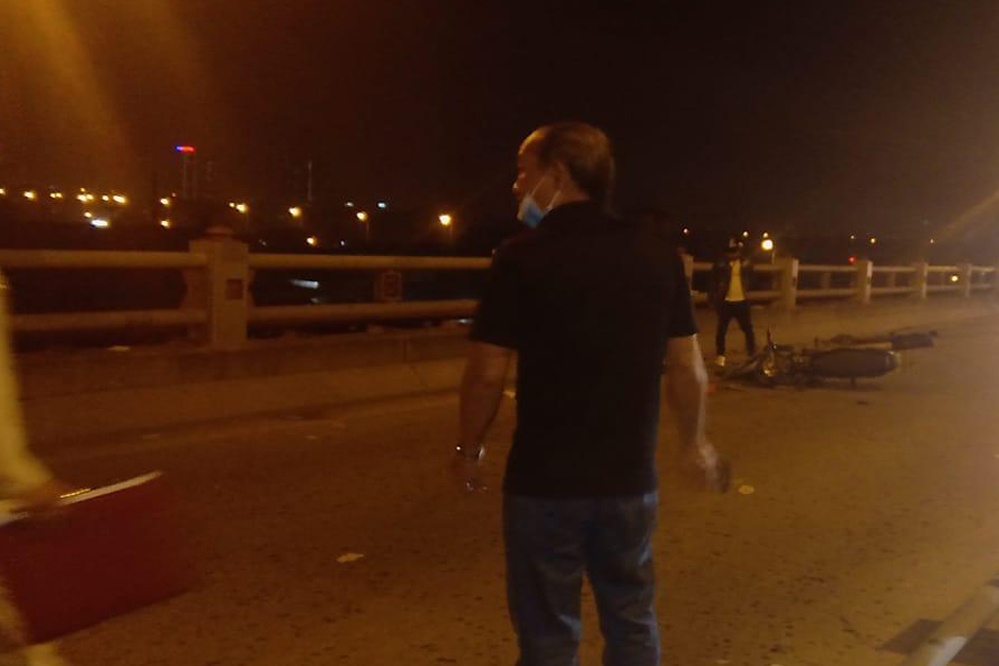 Dat con xin tien tren cau Thanh Tri bi dam chet anh 1