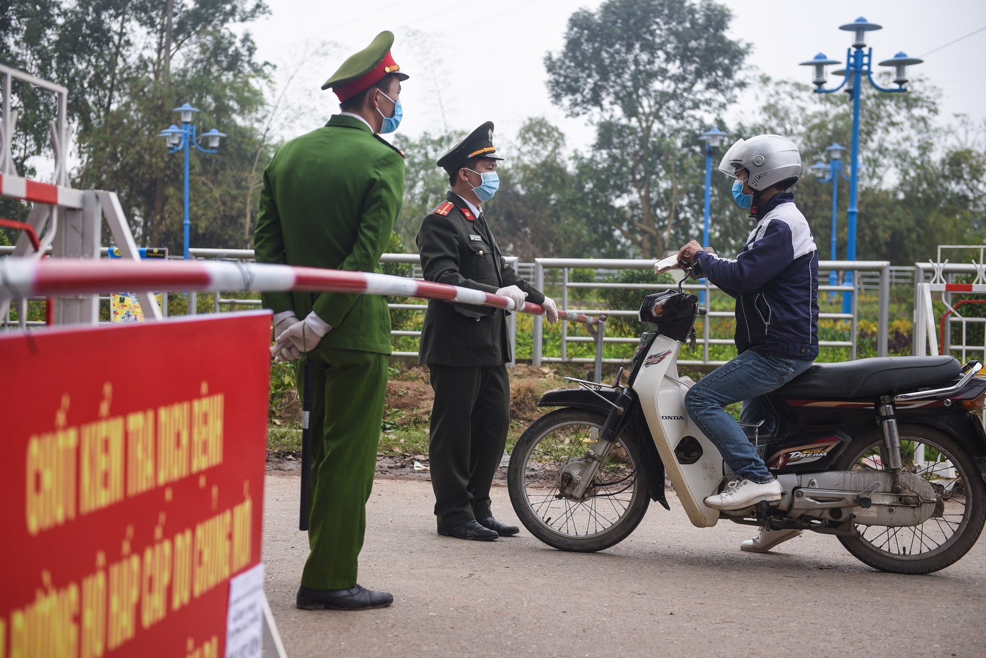 Gan 200 nguoi roi khoi xa Son Loi truoc ngay cach ly hinh anh
