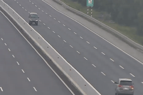 Oto lao nguoc chieu o lan 120 km/h cao toc Ha Noi - Hai Phong hinh anh
