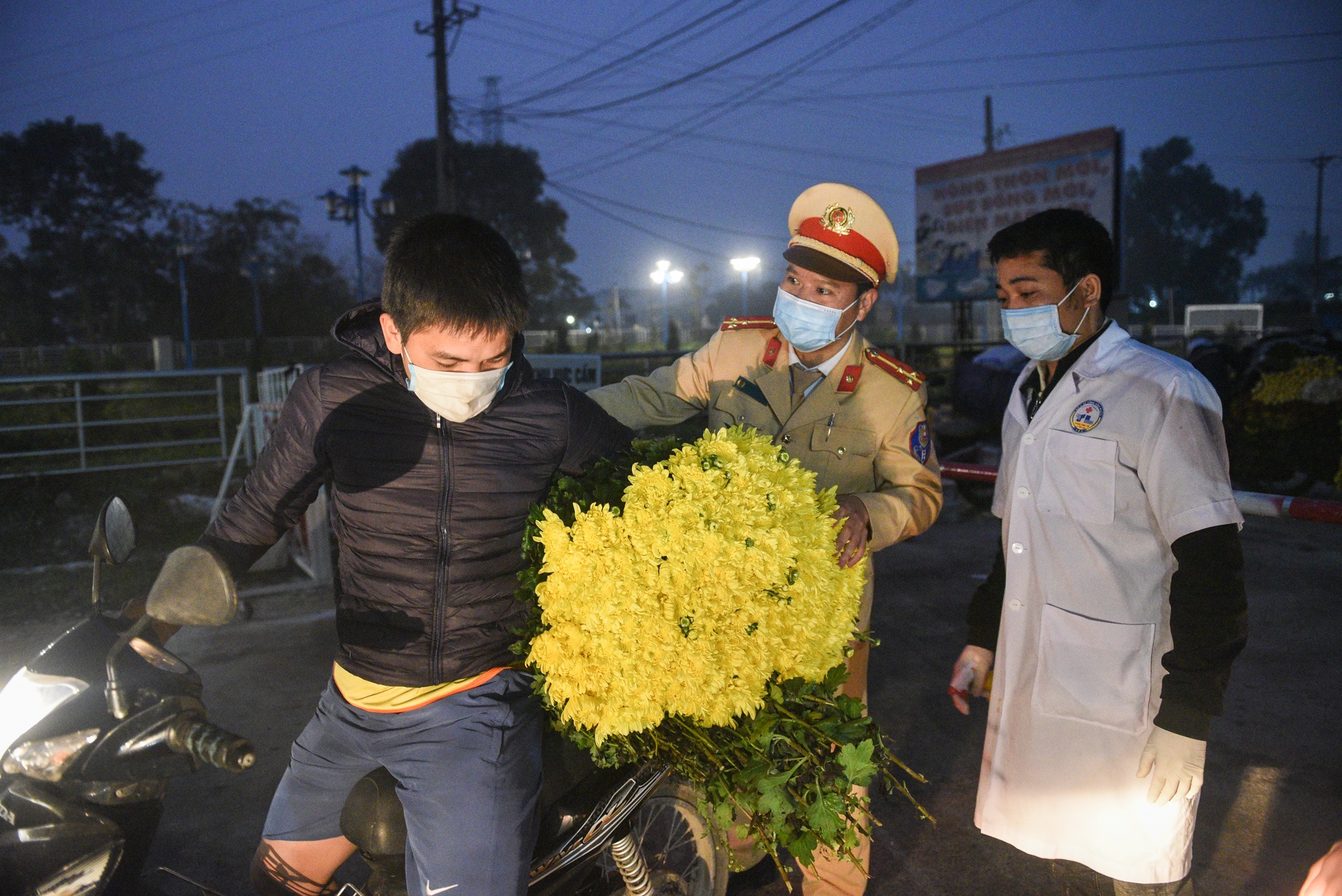 Canh buon ban, sinh hoat nhon nhip o tam dich Son Loi hinh anh