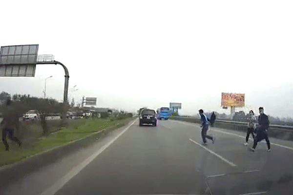 Bang qua cao toc, nguoi dan ong bi oto hat vang hinh anh